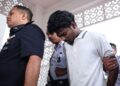 R. Saktygaanapathy dikawal ketat oleh pegawai dan anggota polis ketika tiba bagi menghadapi pertuduhan membunuh di Mahkamah Majistret Klang, Selangor, semalam. – UTUSAN/SADDAM YUSOFF