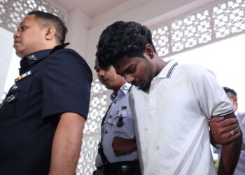R. Saktygaanapathy dikawal ketat oleh pegawai dan anggota polis ketika tiba bagi menghadapi pertuduhan membunuh di Mahkamah Majistret Klang, Selangor, semalam. – UTUSAN/SADDAM YUSOFF