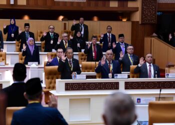 SAARANI Mohamad (kanan) bersama Exco-exco kerajaan negeri pada persidangan Dewan Undangan Negeri (DUN) Perak, semalam,