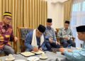 MUBARAK Dohak menandatangani dokumen pengisytiharan pemecatan Tuanku Muhriz Ibni Almarhum Tuanku Munawir sebagai Yang di-Pertuan Besar Negeri Sembilan Ke-11 di Balai Undang Luak Sungei Ujong, Ampangan, Seremban, kelmarin. – UTUSAN/NOR SHAFIQAH MOHD. GHAZALI