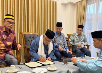 MUBARAK Dohak menandatangani dokumen pengisytiharan pemecatan Tuanku Muhriz Ibni Almarhum Tuanku Munawir sebagai Yang di-Pertuan Besar Negeri Sembilan Ke-11 di Balai Undang Luak Sungei Ujong, Ampangan, Seremban, kelmarin. – UTUSAN/NOR SHAFIQAH MOHD. GHAZALI