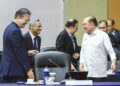 ANWAR Ibrahim berbual bersama Gabenor Bank Negara, Datuk Seri Shaik Abdul Rasheed Abdul Ghaffour (dua dari kiri) selepas meja bulat bersama ketua pegawai eksekutif bank-bank Malaysia di Sasana Kijang, Kuala Lumpur semalam. – UTUSAN/FARIZ RUSADIO