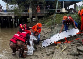 PASUKAN penyelamat membawa naik mayat Pee Kian Kok yang ditemui lemas di Hutan Melintang, Bagan Datuk hari ini.