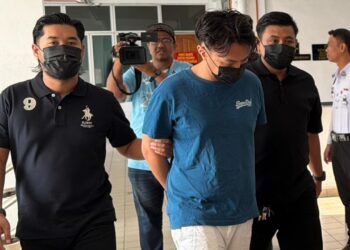 VINCENT Lim Jia Leong (tengah) ketika dibawa ke Mahkamah Majistret Bukit Mertajam, Pulau Pinang atas pertuduhan cuba membunuh bekas kekasihnya, kira-kira dua minggu lalu.-UTUSAN/DANIAL SAAD