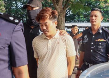 THAN Aung (tengah) ketika dibawa ke Mahkamah Sesyen Butterworth, Pulau Pinang hari ini.-UTUSAN/DANIAL SAAD