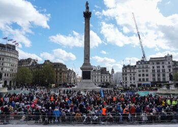 SEJUMLAH penunjuk perasaan mengadakan protes di tengah London, Sabtu lalu. - AFP