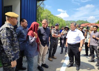SAIFUDDIN Nasution Ismail mengadakan Lawatan Kerja dan Pemantauan Operasi Kawalan Sempadan di Kompleks Imigresen, Kastam, Kuarantin dan Keselamatan (ICQS) Pengkalan Hulu di Gerik hari ini.