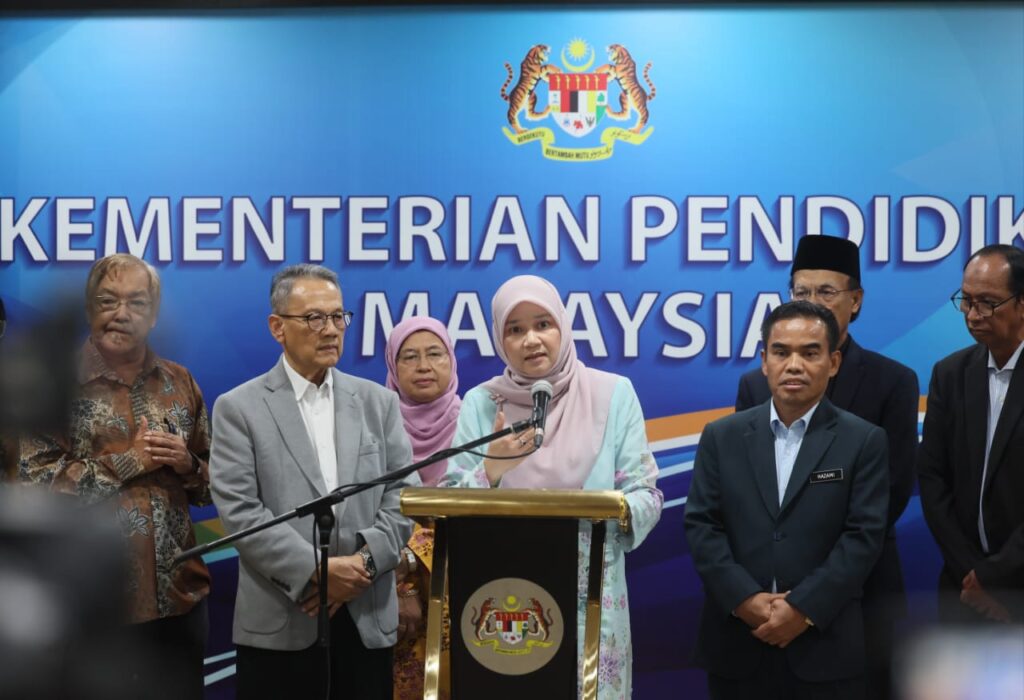 Mana Sikana dianugerah Sasterawan Negara