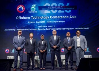 MARTIN White (tiga dari kanan) pada sesi dialog sempena Persidangan Teknologi Luar Pantai (OTC) Asia 2026 di Pusat Konvesyen Kuala Lumpur (KLCC) di sini, hari ini. - UTUSAN/MUHAMAD IQBAL ROSLI