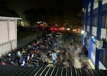 ANTARA penunggang motosikal yang ditahan dalam Op Samseng Jalanan di lampu isyarat Simpang Lawin, Jalan Kuala Kangsar-Gerik semalam.
