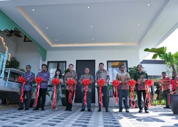 SAARANI Mohamad (tengah) menyempurnakan Majlis Perasmian dan Pecah Tanah Gopeng Avante oleh Kumpulan Syarikat Team Keris Berhad (TKB), di Bandar Seri Raia, Gopeng hari ini.