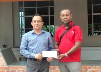 MOHD. Saufi Ibrahim (kiri) menyerahkan surat kelulusan dana perubatan MAIPk berjumlah RM18,000 kepada Abdul Ghafar Masran bagi rawatan anaknya yang melecur di Hospital Taiping hari ini. - UTUSAN/WAT KAMAL ABAS