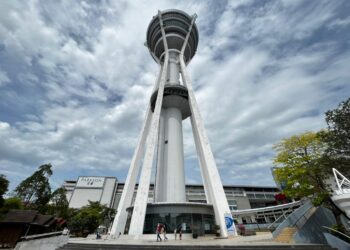 Menara setinggi 165.5 meter ini bukan sahaja berfungsi sebagai menara telekomunikasi, malah menjadi tarikan pelancongan utama sejak dibuka kepada umum pada tahun 1997.