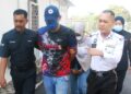 POLIS mengiringi Arif Fahmi Abd. Salam dan Nur Adila Najwa Ilham Ameerrullah di Mahkamah Majistret Jasin semalam. - UTUSAN/AMRAN MULUP