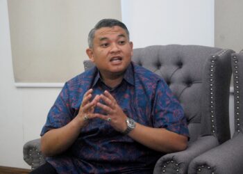 RAIS Yasin ketika diwawancara di Seri Negeri, Ayer Keroh, semalam. 
– UTUSAN/AMRAN MULUP