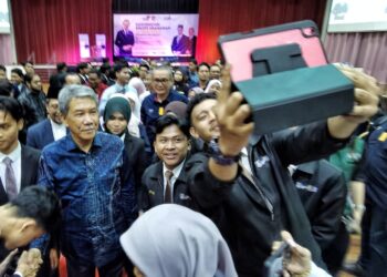 MOHAMAD Hasan bergambar bersama hadirin pada MajlisPerasmian Mini Konvensyen Ekuiti Usahawan Bumiputera Zon Selatan yang diadakan di UiTM Kampus Rembau, hari ini. UTUSAN/MOHD. SHAHJEHAN MAAMIN