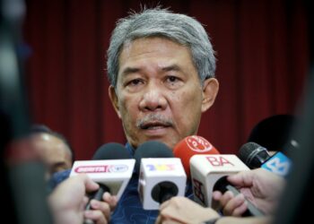 MOHAMAD Hasan ditemui pemberita pada Majlis Perasmian Mini Konvensyen Ekuiti Usahawan Bumiputera Zon Selatan di UiTM Kampus Rembau, Negeri Sembilan, semalam. 
– UTUSAN/MOHD. SHAHJEHAN MAAMIN