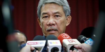 MOHAMAD Hasan ditemui pemberita pada Majlis Perasmian Mini Konvensyen Ekuiti Usahawan Bumiputera Zon Selatan di UiTM Kampus Rembau, Negeri Sembilan, semalam. 
– UTUSAN/MOHD. SHAHJEHAN MAAMIN