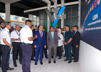 ANWAR Ibrahim ditermanis bersama Menteri Pertahanan, Datuk Seri Mohamed Khaled Nordin sewaktu menghadiri Pameran Perkhidmatan Pertahanan ASIA (DSA) & Pameran Keselamatan Kebangsaan (NATSEC) 2026 di Pusat Pameran dan Dagangan Antarabangsa Malaysia (MITEC) di sini, hari ini. - UTUSAN/AMIR KHALID