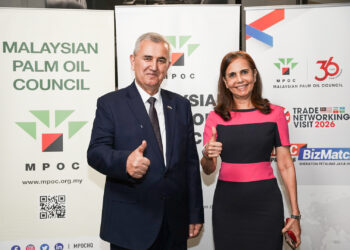 BELVINDER Sron (kiri) bersama Karomidin Gadoev di BizMatch yang berlangsung baru-baru ini.