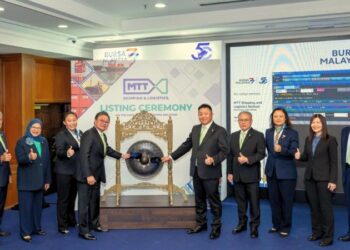 ONG Kean Lee (empat dari kiri) pada majlis penyenaraian MTT Shipping di Pasaran Utama Bursa Malaysia.