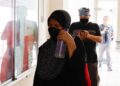 MULYATI Kalim dijatuhkan hukuman penjara lima tahun selepas didapati bersalah atas pertuduhan bertindak cuai sehingga menyebabkan kematian bayi perempuan, Qaseh Aulia, di Mahkamah Sesyen Petaling Jaya, di sini hari ini. - UTUSAN/SHIDDIEQIIN ZON