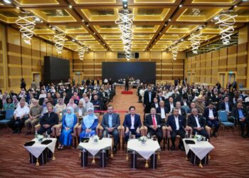 MUSTAFAR Ali (kiri) sewaktu menghadiri Wacana Ilmiah Perdana di Pusat Dagangan Dunia Kuala Lumpur (WTCKL) hari ini. UTUSAN/SADDAM YUSOFF