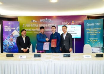 SHAHRIN Sahib @ Sahibuddin (dua dari kiri) dan Hugo Cai ketika memeterai  Memorandum Persefahaman (MoU) strategik menandakan kerjasama bagi melengkapkan pelajar dengan kemahiran perangkaian perusahaan agar sedia menyertai industri.