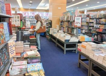 GOLONGAN muda dikatakan masih membeli novel Melayu  bergantung kepada harga, kandungan (genre) serta aspek sokonhgan lain. – GAMBAR HIASAN