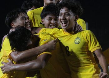 PEMAIN-Pemain Malaysia B-16 meraikan jaringan kemenangan ketika menentang Indonesia B-17 di Stadium Gelora Joko Samudro, Gresik, kelmarin.-IHSAN FAM