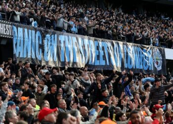SEPANDUK ditunjukkan oleh penyokong Manchester City di Stadium Etihad.-AFP