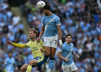 Pemain tengah Manchester City, Matheus Nunes (tengah) bersaing dengan Leo Scienza (kiri) dalam saingan separuh akhir Piala FA di Stadium Wembley, London, semalam. - AFP