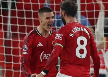 Penyerang Manchester United, Benjamin Sesko (kiri) meraikan jaringan gol menentang Brentford dengan pemain tengah, Bruno Fernandes dalam saingan Liga Juara-Juara di Old Trafford, semalam. - AFP