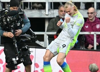 Penyerang Manchester City, Erling Haaland meraikan jaringan gol kemenangan pasukannya ke atas Burnley dalam aksi Liga Perdana Inggeris di Turf Moor, semalam. - AFP