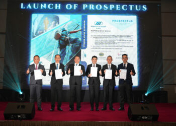 WONG Boon Ming (tiga dari kiri) semasa Majlis Pelancaran Prospektus Manforce di DoubleTree by Hilton Kuala Lumpur semalam.