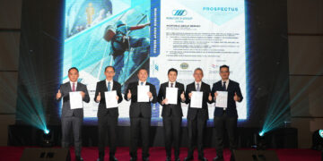 WONG Boon Ming (tiga dari kiri) semasa Majlis Pelancaran Prospektus Manforce di DoubleTree by Hilton Kuala Lumpur semalam.