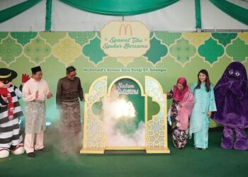 PENGARAH Urusan dan Rakan Operasi Tempatan, McDonald's Malaysia, Datuk Azmir Jaafar (empat dari kiri) merasmikan Rumah Terbuka Aidilfitri McDonald's Malaysia di Bangi, malam semalam.