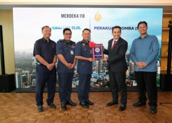 HASSAN 'As'ari Omar (tiga dari kiri) dan Izwan Hasli Mohd. Ibrahim (dua dari kanan) semasa Majlis Penyerahan Sijil Perakuan Bomba kepada Menara Merdeka 118 di Park Hyatt, Kuala Lumpur semalam.