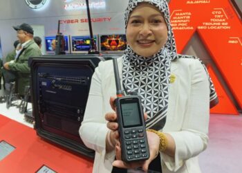 WAKIL Mindmatics menunjukkan sistem komunikasi RADKOM.