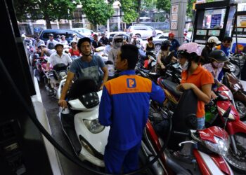 SEMUA cukai bahan api dimansuhkan di Vietnam. - AFP