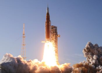 ROKET NASA berlepas dari Pusat Angkasa Lepas Kennedy, Florida semalam. - AFP