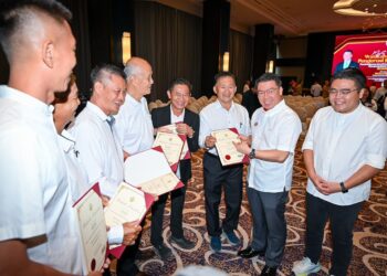 NGA Kor Ming (dua dari kanan) bersama penerima watikah pelantikan Pengerusi Jawatankuasa Pembangunan dan Keselamatan Kampung (JPKK) Kampung Baru Cina Negeri Perak 2026/2028 di Ipoh hari ini.