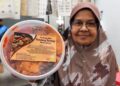 NORZAINI Samad bersama produk pes Rendang Kerutup Mami Johara yang dijual di gerainya di Seberang Jaya, Pulau Pinang. – UTUSAN/DANIAL SAAD