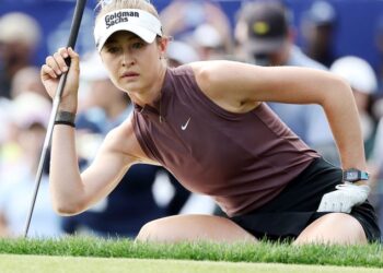 Gaya Nelly Korda sebelum melakukan pukulan putt dalam pusingan akhir Kejuaraan Chevron di Houston, semalam. - AFP