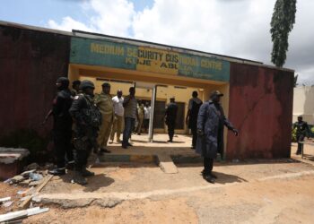 HAMPIR 400 individu dijel kerana mempunyai kaitan dengan militan. - AFP