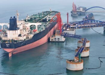 Gambar yang dirakam pada 26 Mac 2026 ini menunjukkan sebuah kapal tangki minyak sedang memunggah minyak mentah di sebuah pelabuhan di Yantai, timur China. - AFP