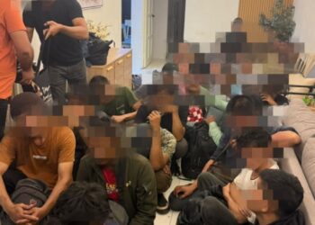 SEBAHAGIAN warga asing yang ditahan dalam serbuan berasingan di Bandar Baru Segari, Manjung semalam.