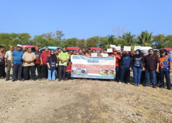AHLI  Persatuan Bas Pantai Timur (Pebat) berhimpun secara aman meminta campur tangan Perdana Menteri membantu mereka bagi memastikan perkhidmatan bas persiapan di Pantai Timur tidak gulung tikar di Pengkalan Chepa, Kelantan. - UTUSAN/YATIMIN ABDULLAH