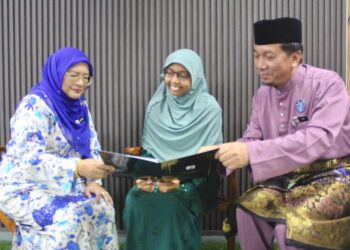 BALQIS Qariirah Mohamad Ashrulnizam menunjukkan keputusan SPM yang diperoleh kepada Pengarah JPNS , Khalida Omar sambil diperhatikan pengetuanya, Mohamad Zaini Khalid ketika bertemu dengannya di SMK Dato’ Klana Putra di Lenggeng, Seremban, semalam.- UTUSAN/ NOR SHAFIQAH MOHD GHAZALI