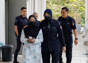 Tertuduh dibawa keluar dari Mahkamah Sesyen Sepang selepas didakwa menganiayai anak asuhan sehingga menyebabkan kematian.